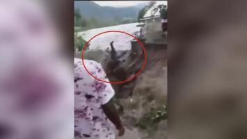 El momento en que el agua arrasa con la tierra y se lleva a un hombre en Honduras